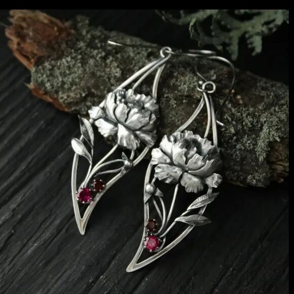 No Brand Jewelry - NWOT Petunia Earrings with Rhinestones